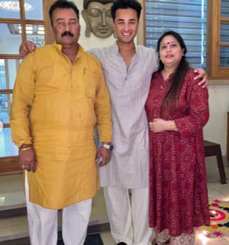 Abhishek Sharma with his parents