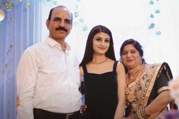 Payal Gaming with her parents