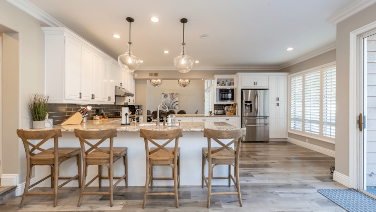 You are currently viewing Kitchen Remodel Franchise vs. Independent Contractor: Pros and Cons