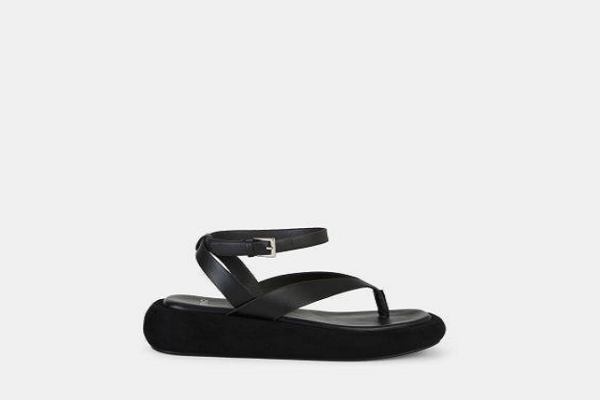The new and hot trends in women’s footwear: Flatform sandals 