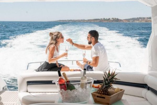 5 Tips to Rent a Yacht Charter for Your First Anniversary