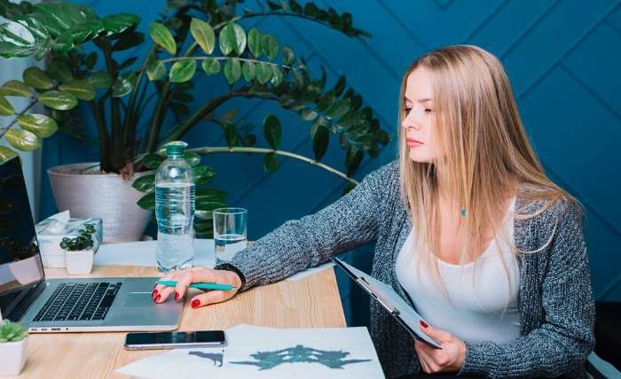 You are currently viewing Financial Health and Psychic Guidance: Choosing the Right Online Reading Site