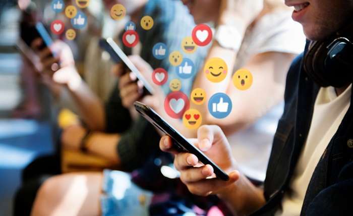 You are currently viewing Navigating the Digital Ramadan Wave: Social Media Influencers and Acts of Kindness