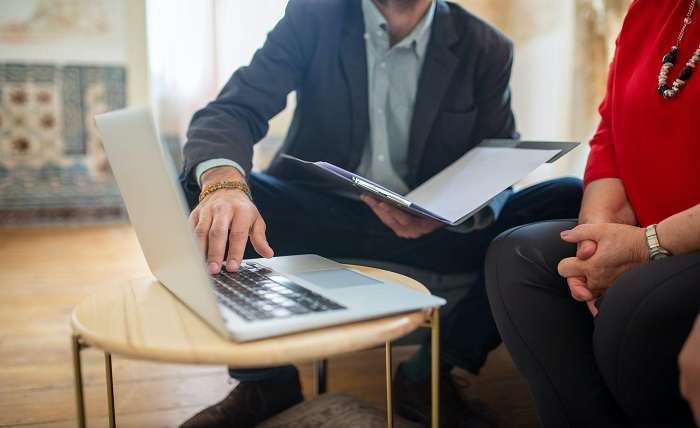 You are currently viewing 10 Ways to Help a Loved One with Financial Struggles