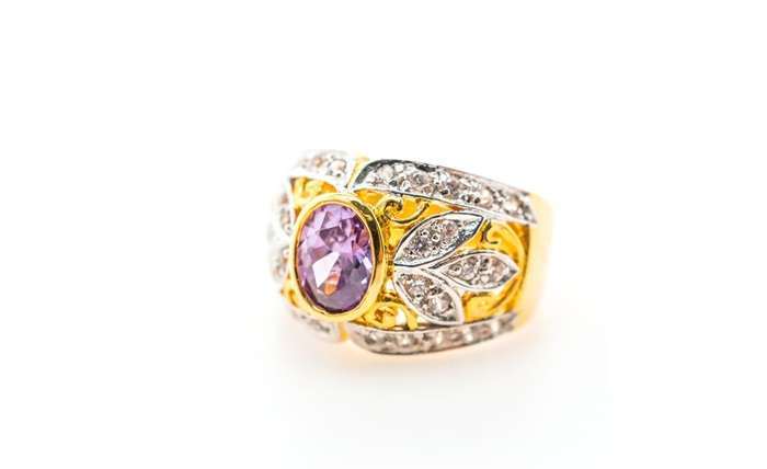 You are currently viewing Shining Bright: The Symbolism and Style of 18k Yellow Gold Diamond Engagement Rings