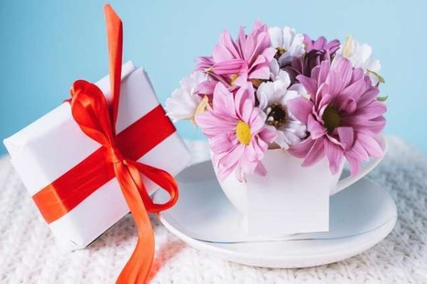 20 Beautiful Flowers to Celebrate an Expecting Mother in India