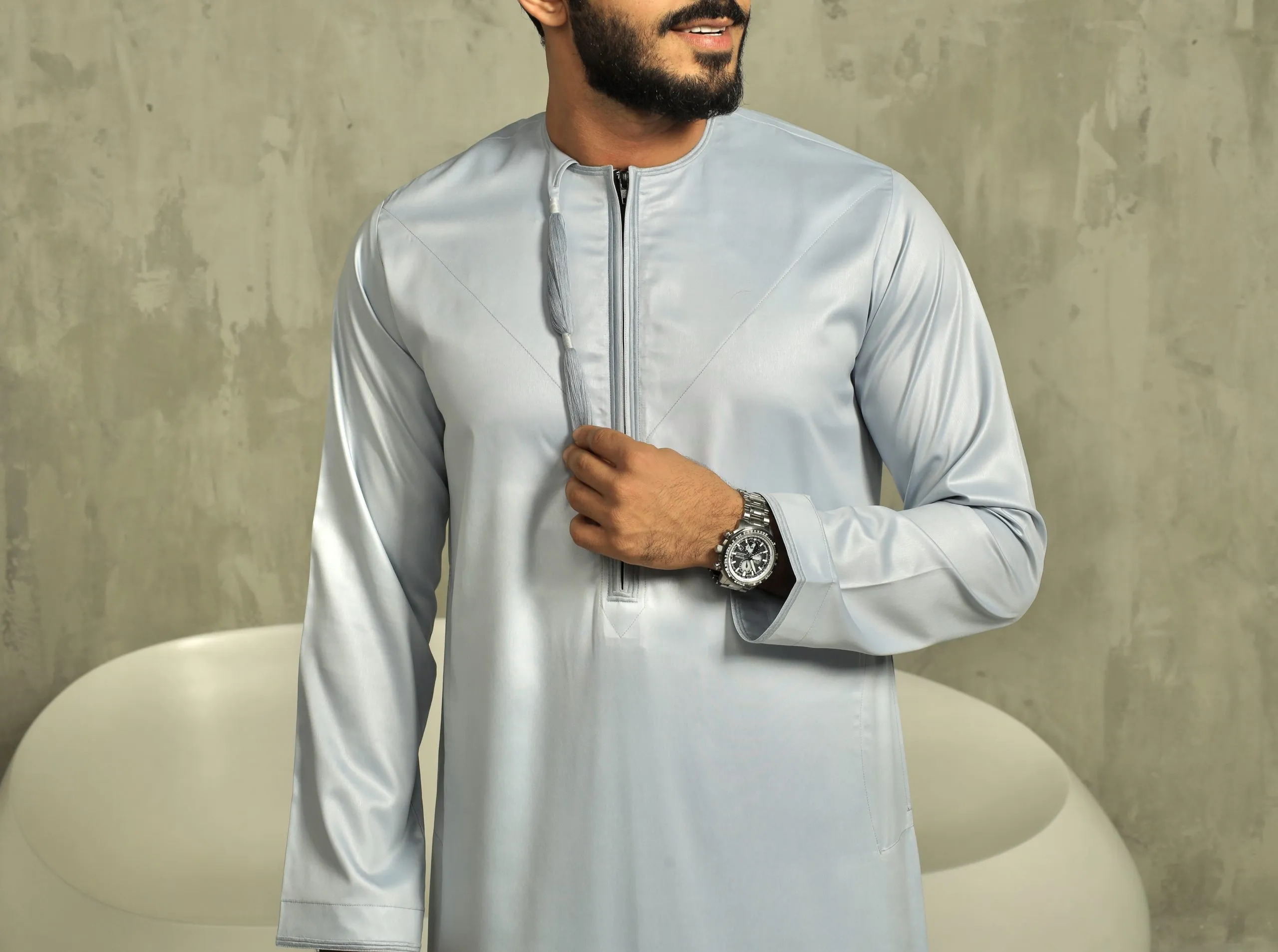 You are currently viewing Why Every Man Needs a Thobe: Comfort, Elegance, and Versatility