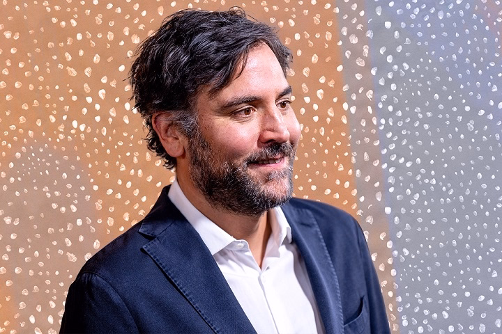 You are currently viewing Josh Radnor Net Worth in 2025: Acting, Music, Directing, and Creative Pursuits